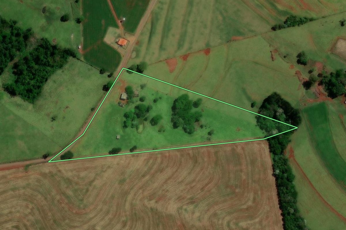 Imagem de satélite do imóvel rural em Nova Cantu (PR), com o contorno declarado no CAR desenhado por cima.