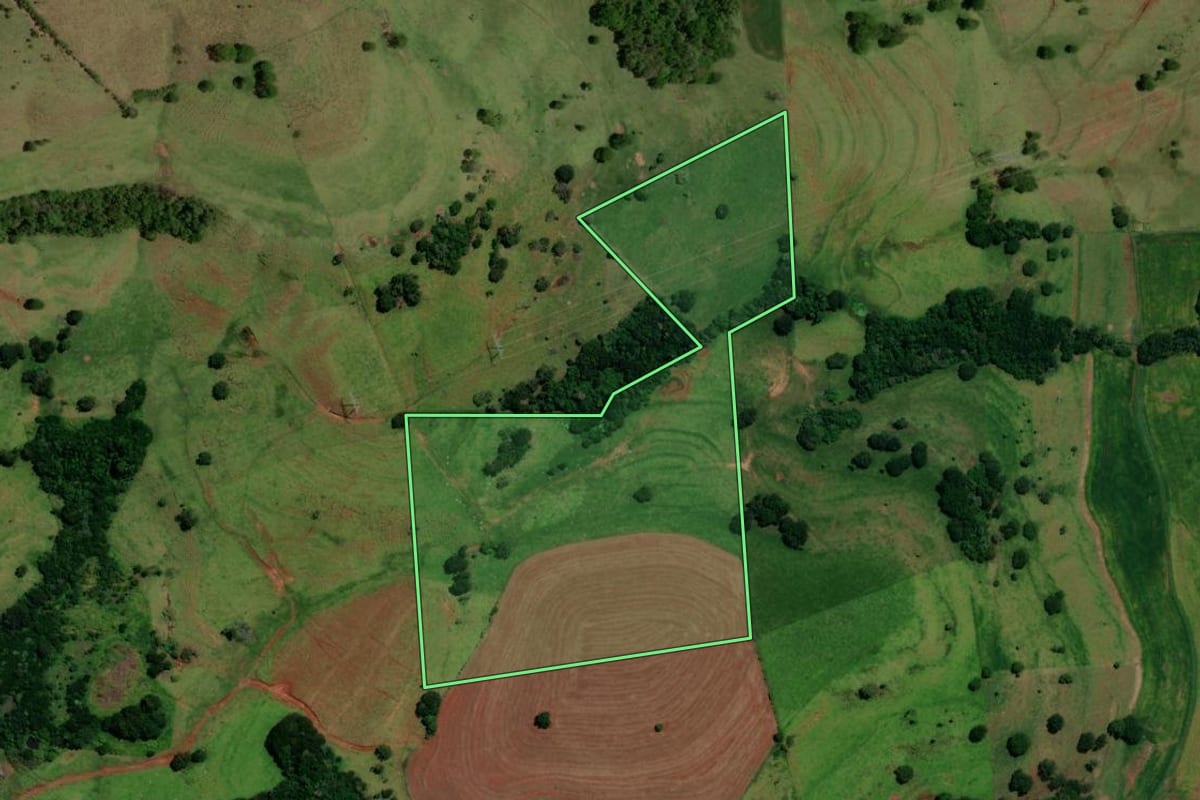 Imagem de satélite do imóvel rural em Nova Cantu (PR), com o contorno declarado no CAR desenhado por cima.
