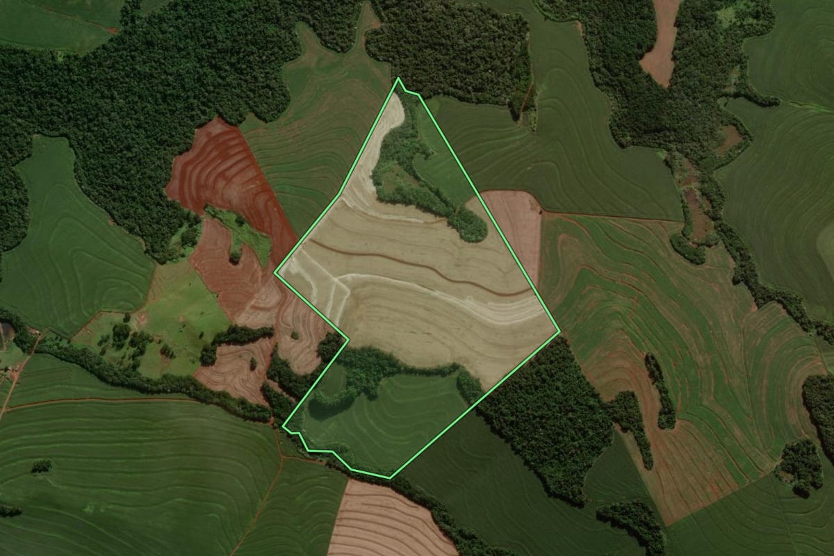 Imagem de satélite do imóvel rural em Nova Cantu (PR), com o contorno declarado no CAR desenhado por cima.