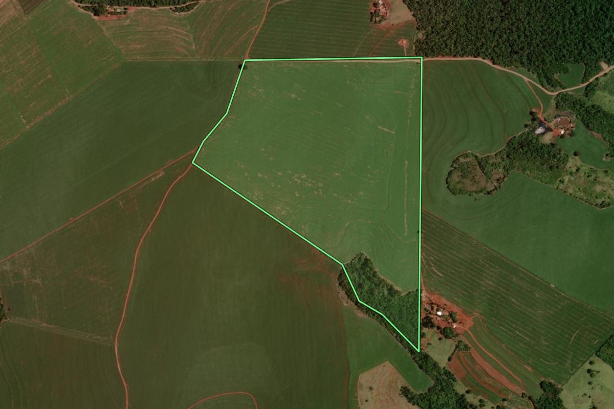 Imagem de satélite do imóvel rural em Nova Cantu (PR), com o contorno declarado no CAR desenhado por cima.