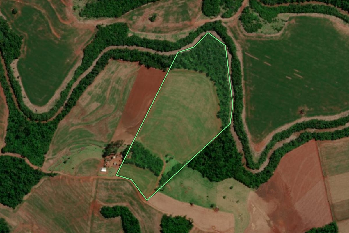 Imagem de satélite do imóvel rural em Nova Cantu (PR), com o contorno declarado no CAR desenhado por cima.