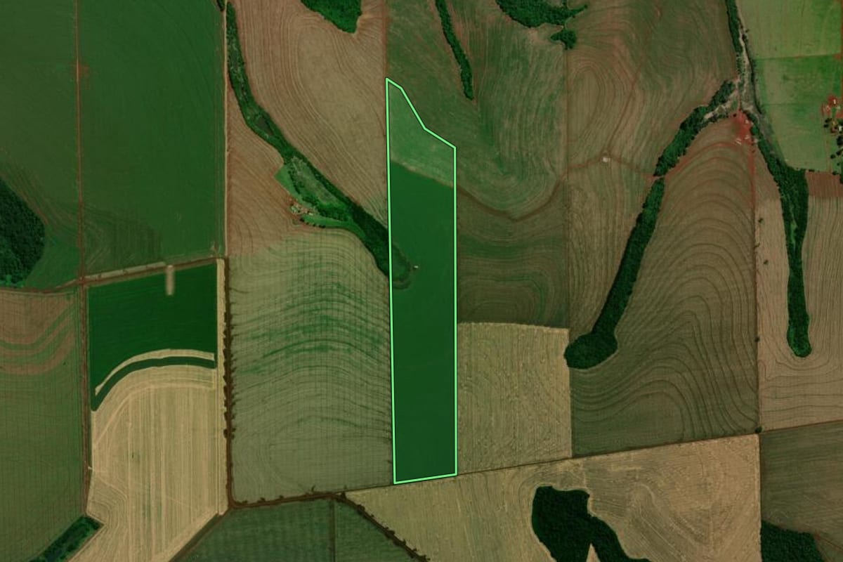 Imagem de satélite do imóvel rural em Nova Cantu (PR), com o contorno declarado no CAR desenhado por cima.