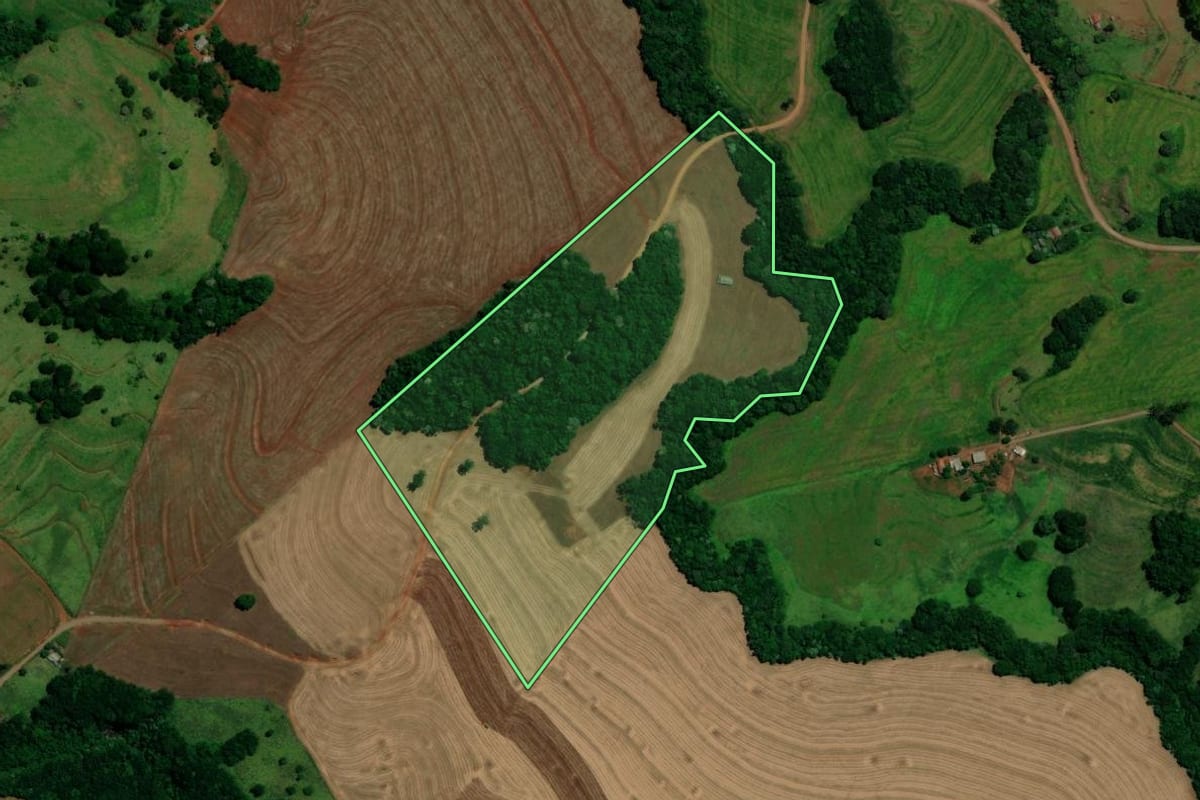 Imagem de satélite do imóvel rural em Nova Cantu (PR), com o contorno declarado no CAR desenhado por cima.