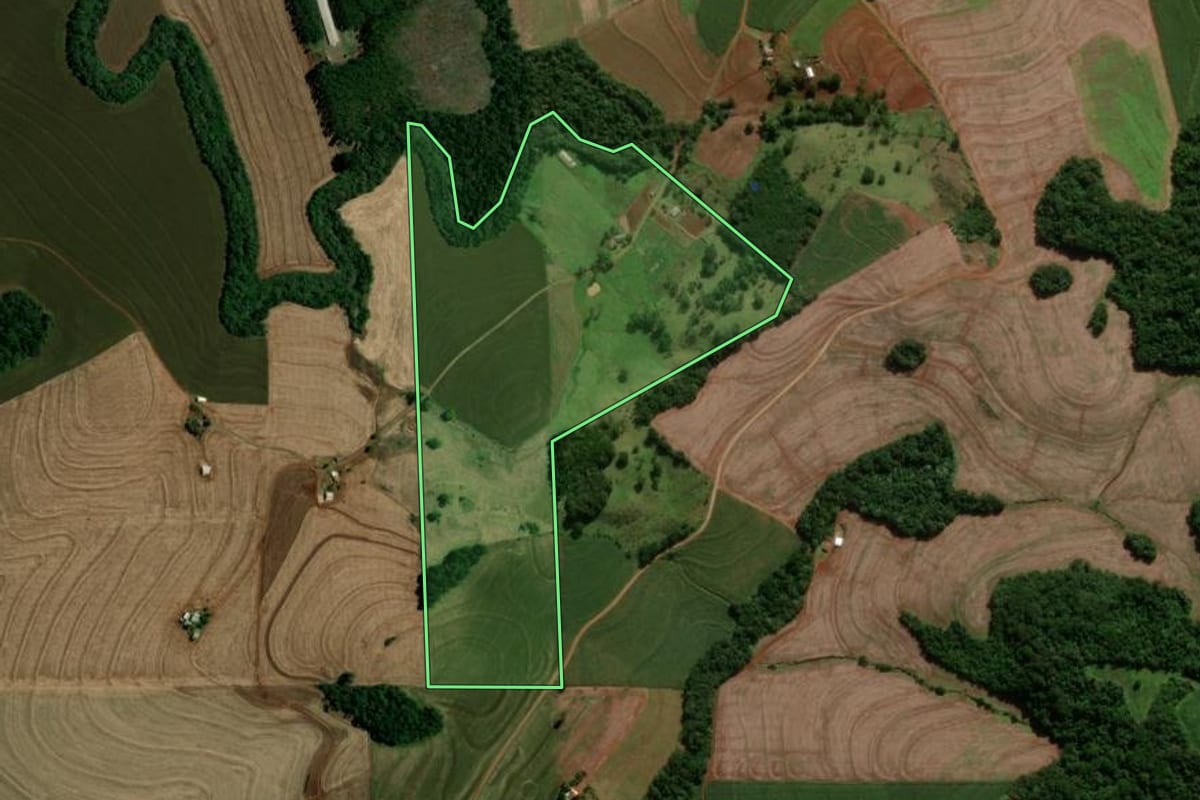 Imagem de satélite do imóvel rural em Nova Cantu (PR), com o contorno declarado no CAR desenhado por cima.