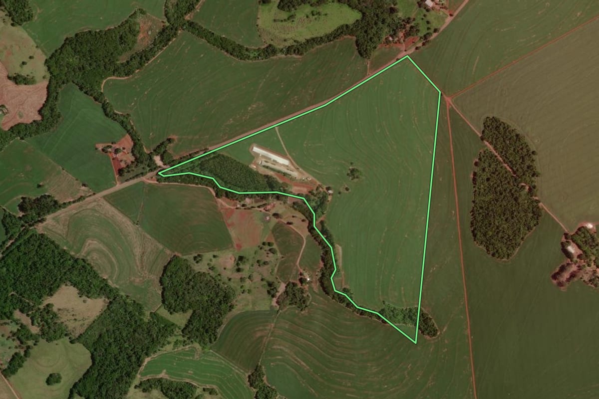 Imagem de satélite do imóvel rural em Nova Cantu (PR), com o contorno declarado no CAR desenhado por cima.