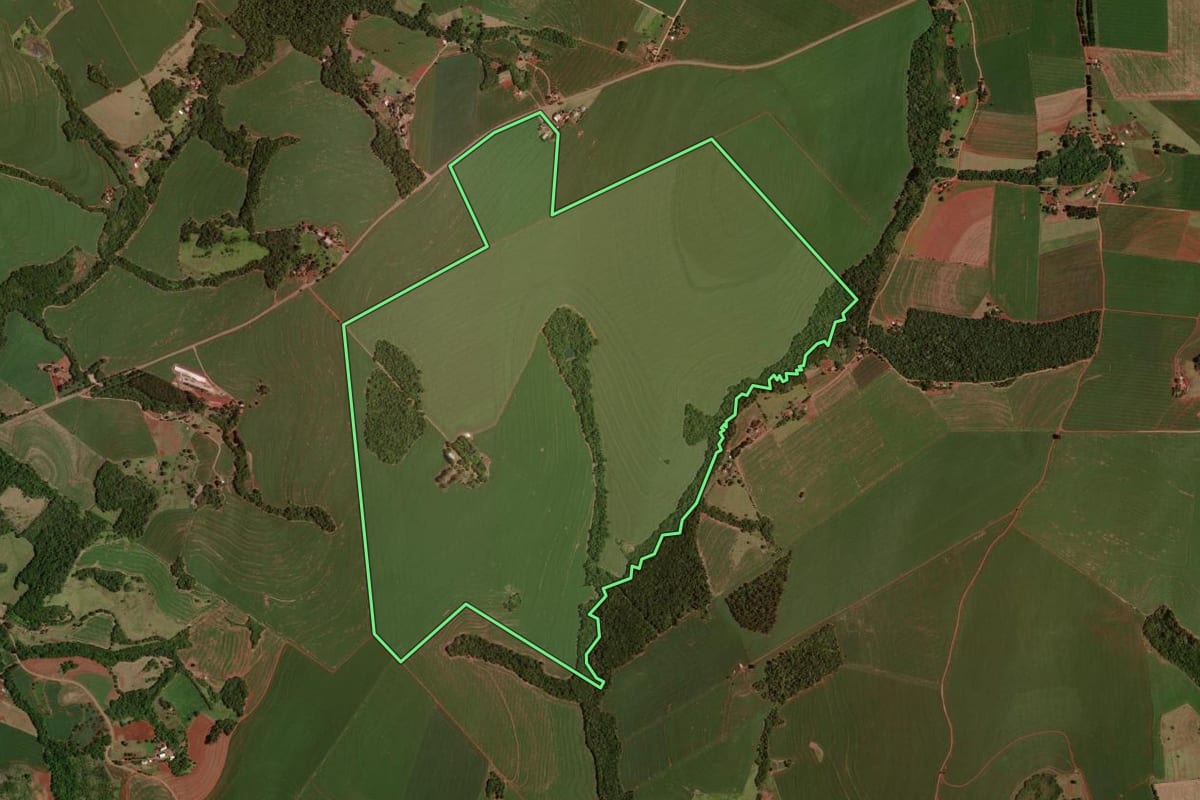 Imagem de satélite do imóvel rural em Nova Cantu (PR), com o contorno declarado no CAR desenhado por cima.