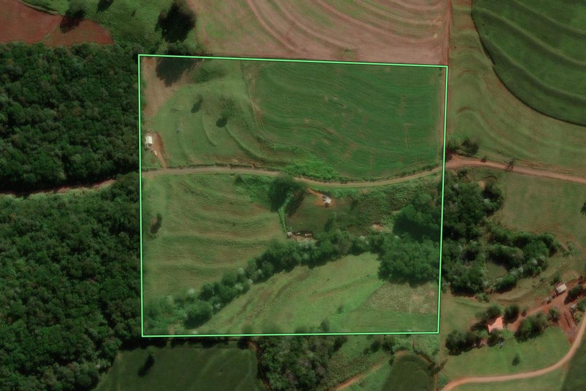 Imagem de satélite do imóvel rural em Nova Cantu (PR), com o contorno declarado no CAR desenhado por cima.