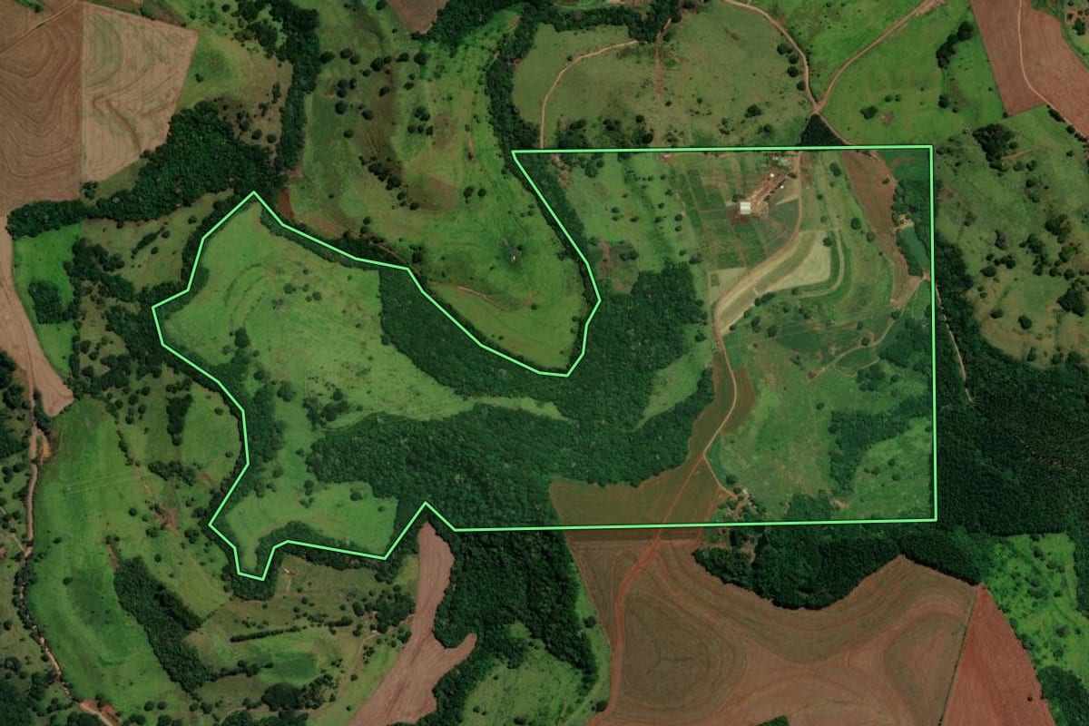Imagem de satélite do imóvel rural em Nova Cantu (PR), com o contorno declarado no CAR desenhado por cima.