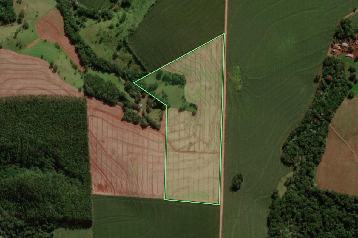 Imagem de satélite do imóvel rural em Nova Cantu (PR), com o contorno declarado no CAR desenhado por cima.