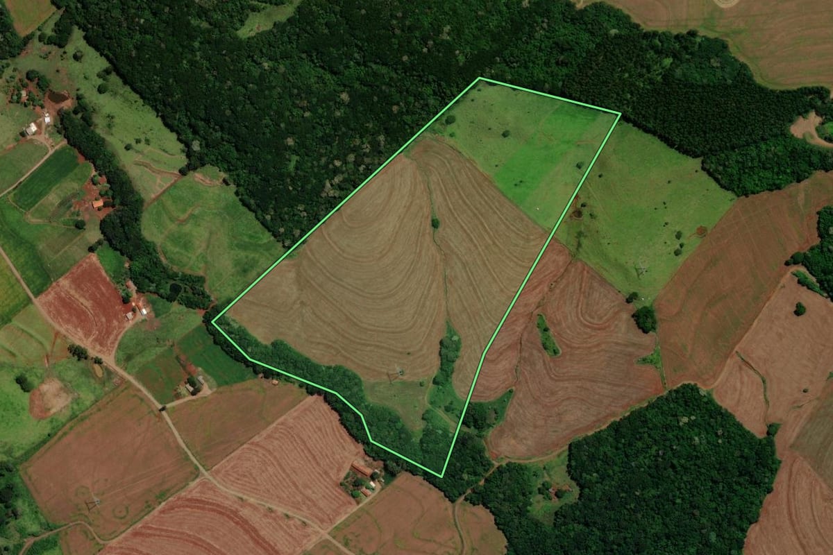 Imagem de satélite do imóvel rural em Nova Cantu (PR), com o contorno declarado no CAR desenhado por cima.