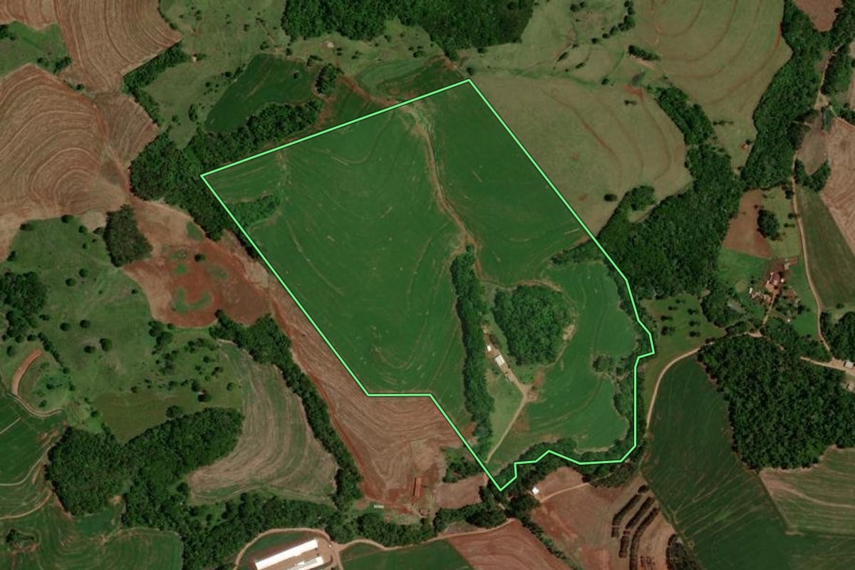 Imagem de satélite do imóvel rural em Nova Cantu (PR), com o contorno declarado no CAR desenhado por cima.