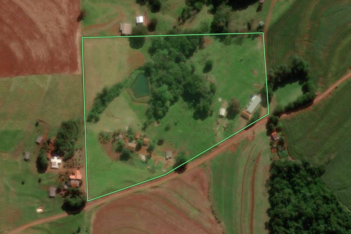 Imagem de satélite do imóvel rural em Nova Cantu (PR), com o contorno declarado no CAR desenhado por cima.
