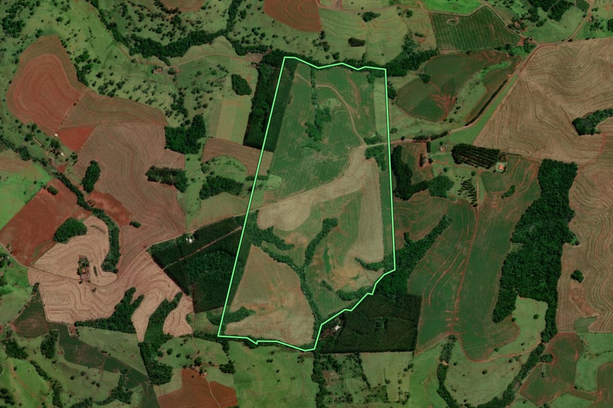 Imagem de satélite do imóvel rural em Nova Cantu (PR), com o contorno declarado no CAR desenhado por cima.