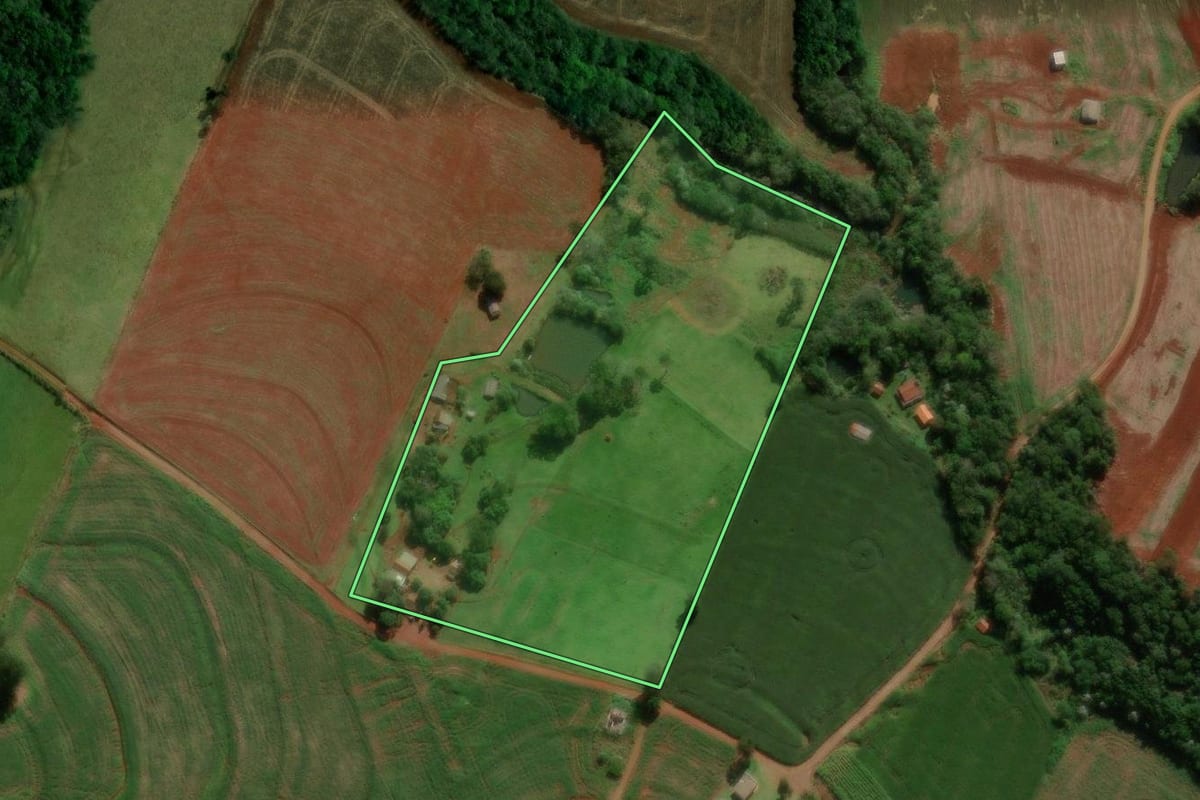 Imagem de satélite do imóvel rural em Nova Cantu (PR), com o contorno declarado no CAR desenhado por cima.
