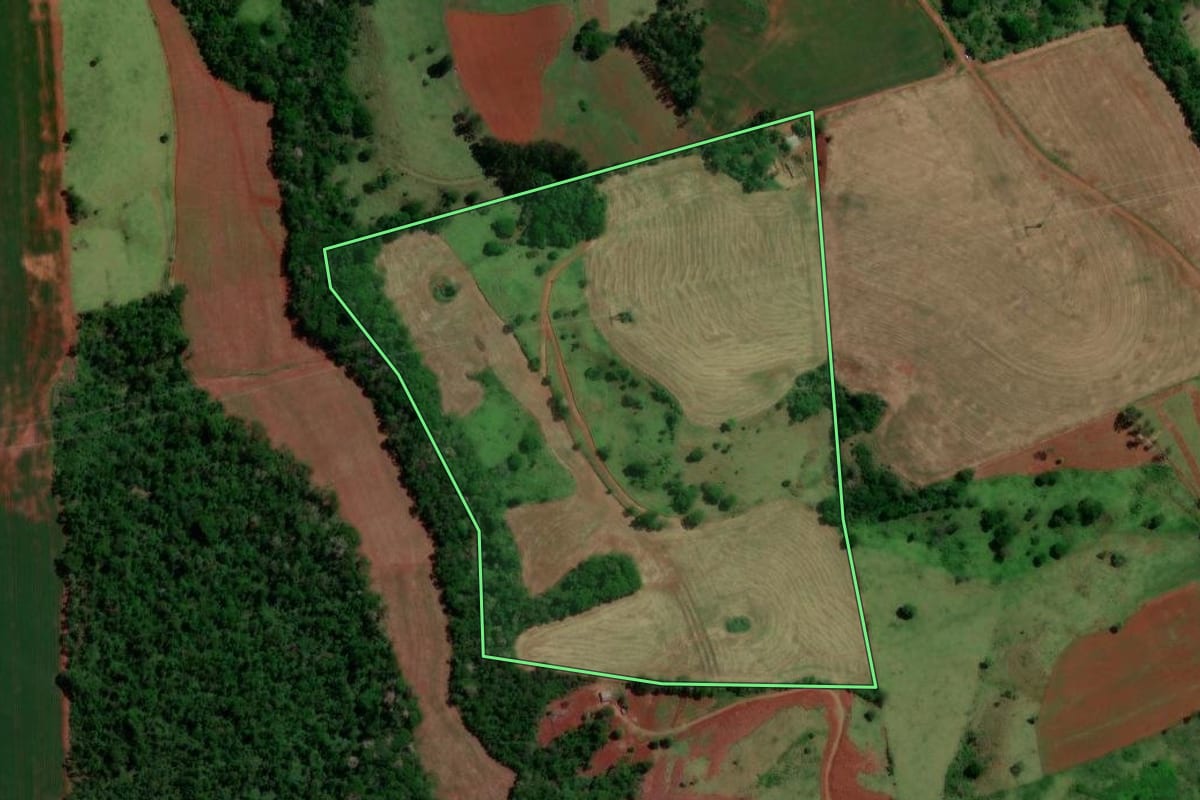 Imagem de satélite do imóvel rural em Nova Cantu (PR), com o contorno declarado no CAR desenhado por cima.