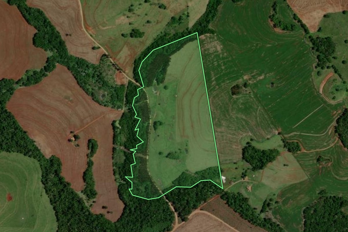 Imagem de satélite do imóvel rural em Nova Cantu (PR), com o contorno declarado no CAR desenhado por cima.