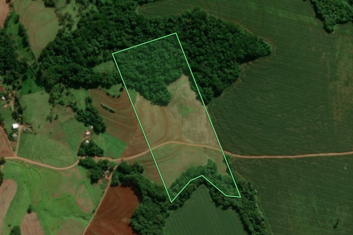 Imagem de satélite do imóvel rural em Nova Cantu (PR), com o contorno declarado no CAR desenhado por cima.