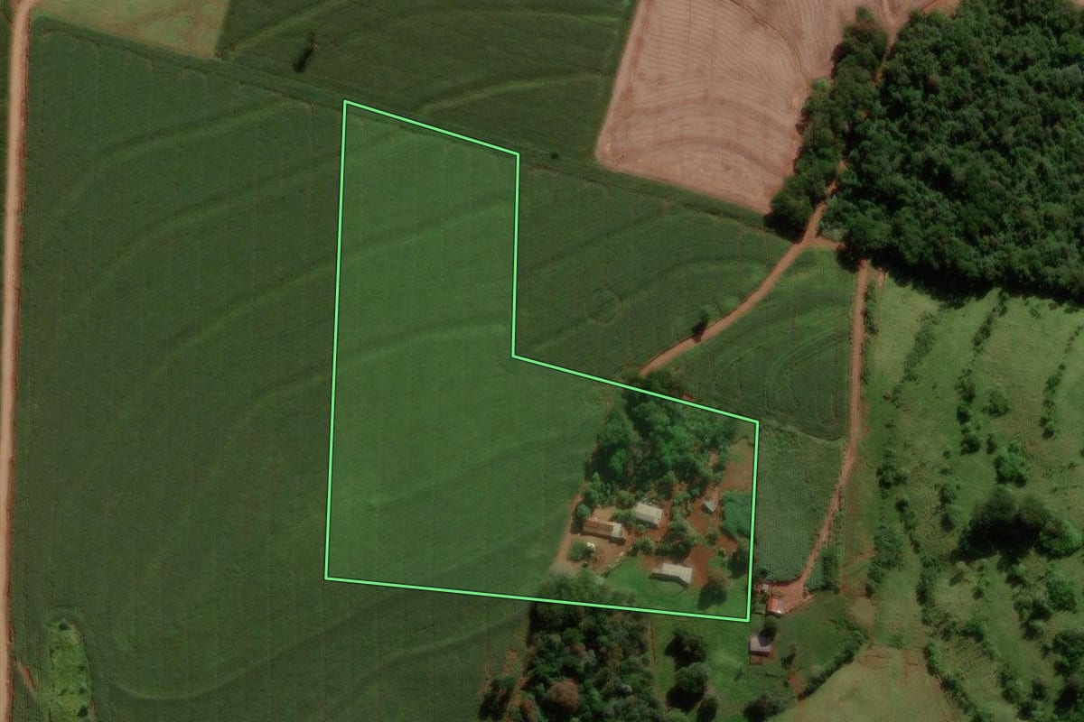 Imagem de satélite do imóvel rural em Nova Cantu (PR), com o contorno declarado no CAR desenhado por cima.