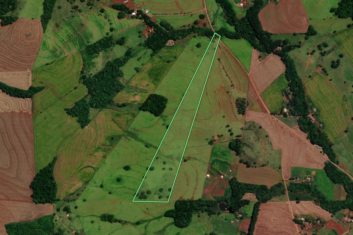 Imagem de satélite do imóvel rural em Nova Cantu (PR), com o contorno declarado no CAR desenhado por cima.
