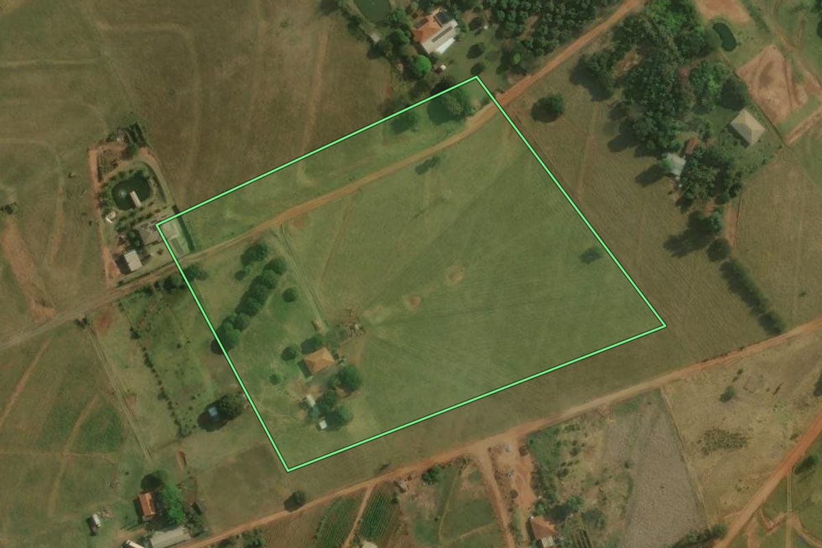 Imagem de satélite do imóvel rural em Nova Esperança (PR), com o contorno declarado no CAR desenhado por cima.