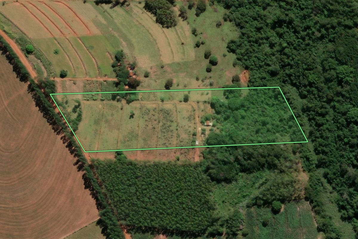 Imagem de satélite do imóvel rural em Nova Esperança (PR), com o contorno declarado no CAR desenhado por cima.