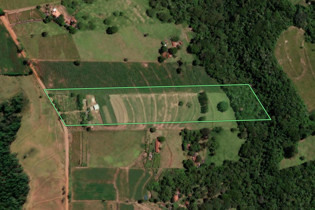 Imagem de satélite do imóvel rural em Nova Esperança (PR), com o contorno declarado no CAR desenhado por cima.