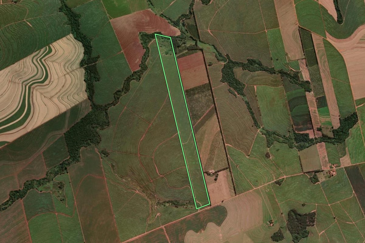 Imagem de satélite do imóvel rural em Nova Esperança (PR), com o contorno declarado no CAR desenhado por cima.