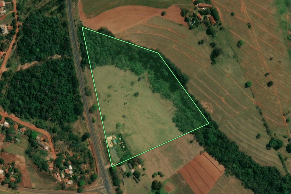 Imagem de satélite do imóvel rural em Nova Esperança (PR), com o contorno declarado no CAR desenhado por cima.