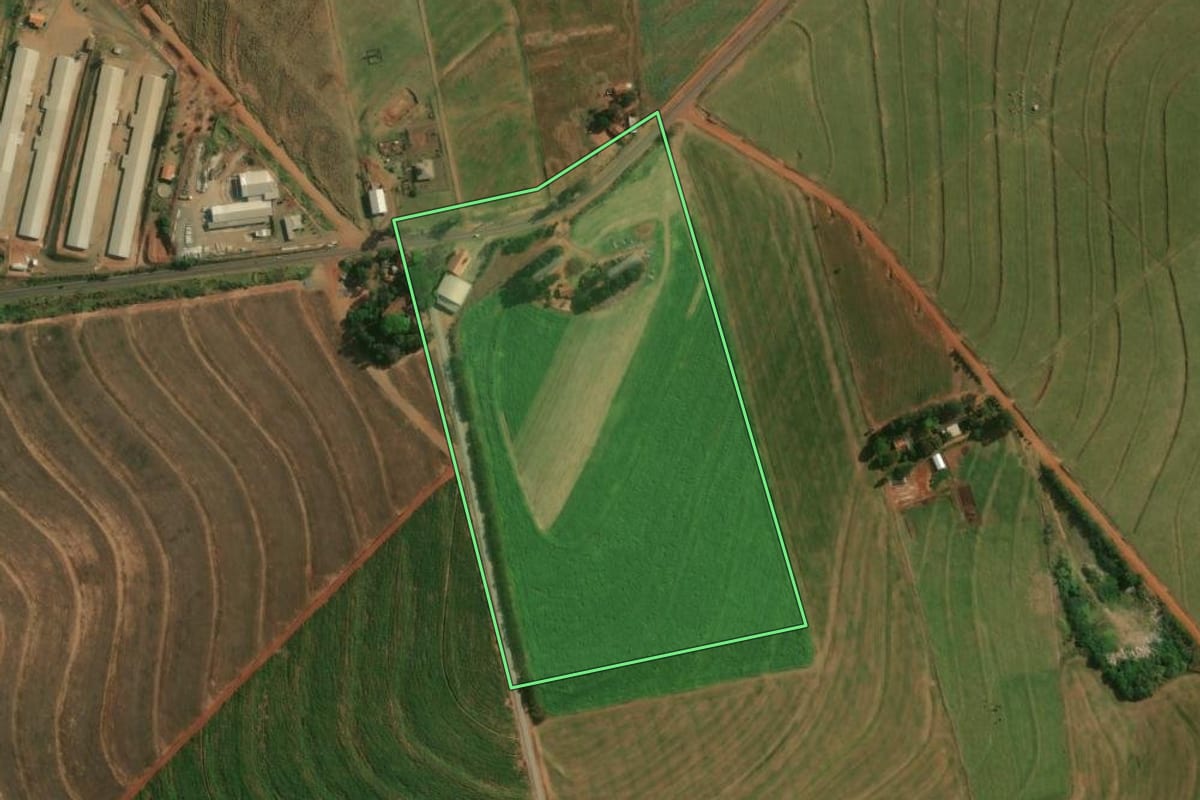 Imagem de satélite do imóvel rural em Nova Esperança (PR), com o contorno declarado no CAR desenhado por cima.