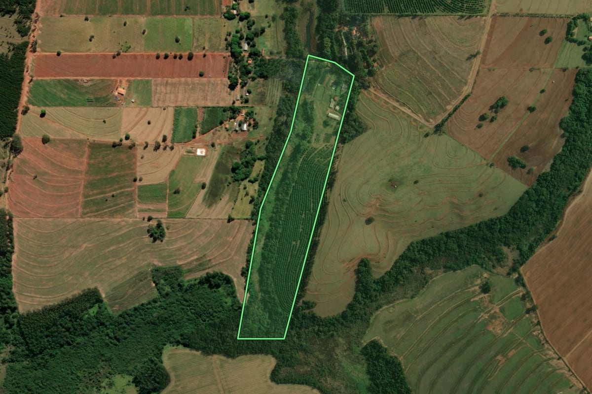 Imagem de satélite do imóvel rural em Nova Esperança (PR), com o contorno declarado no CAR desenhado por cima.