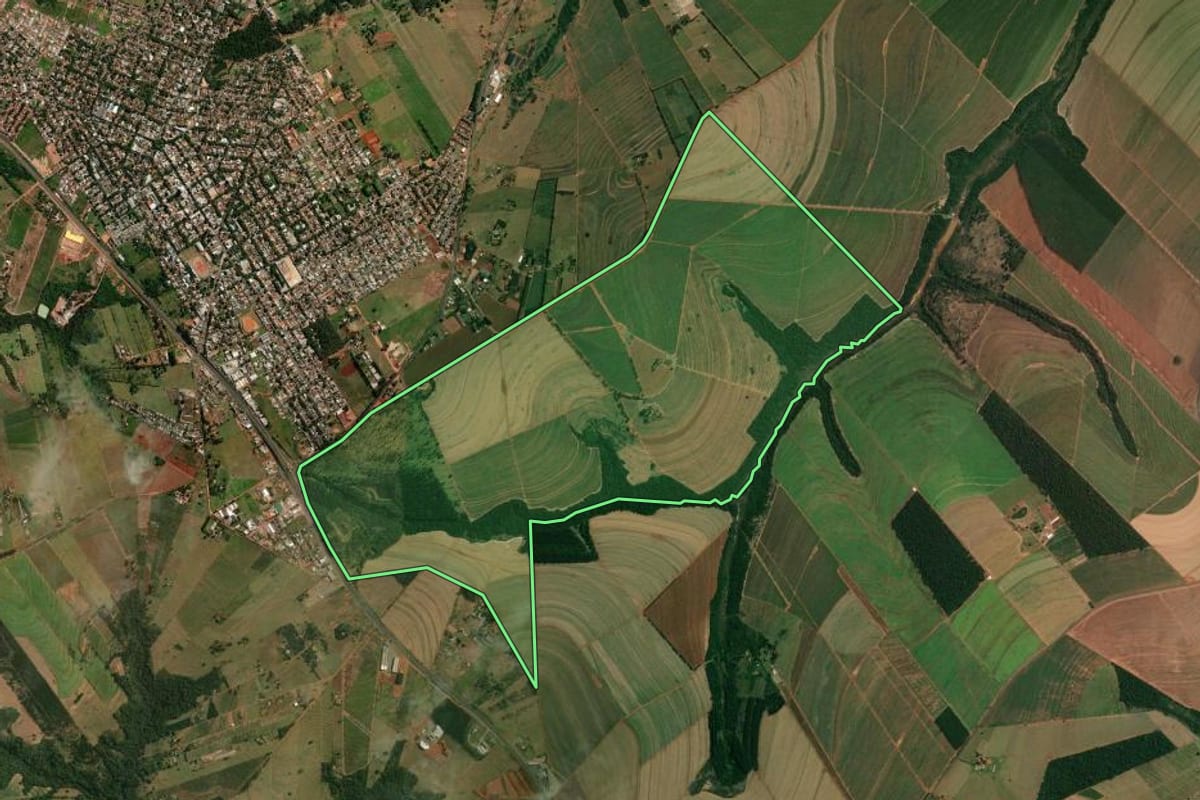 Imagem de satélite do imóvel rural em Nova Esperança (PR), com o contorno declarado no CAR desenhado por cima.