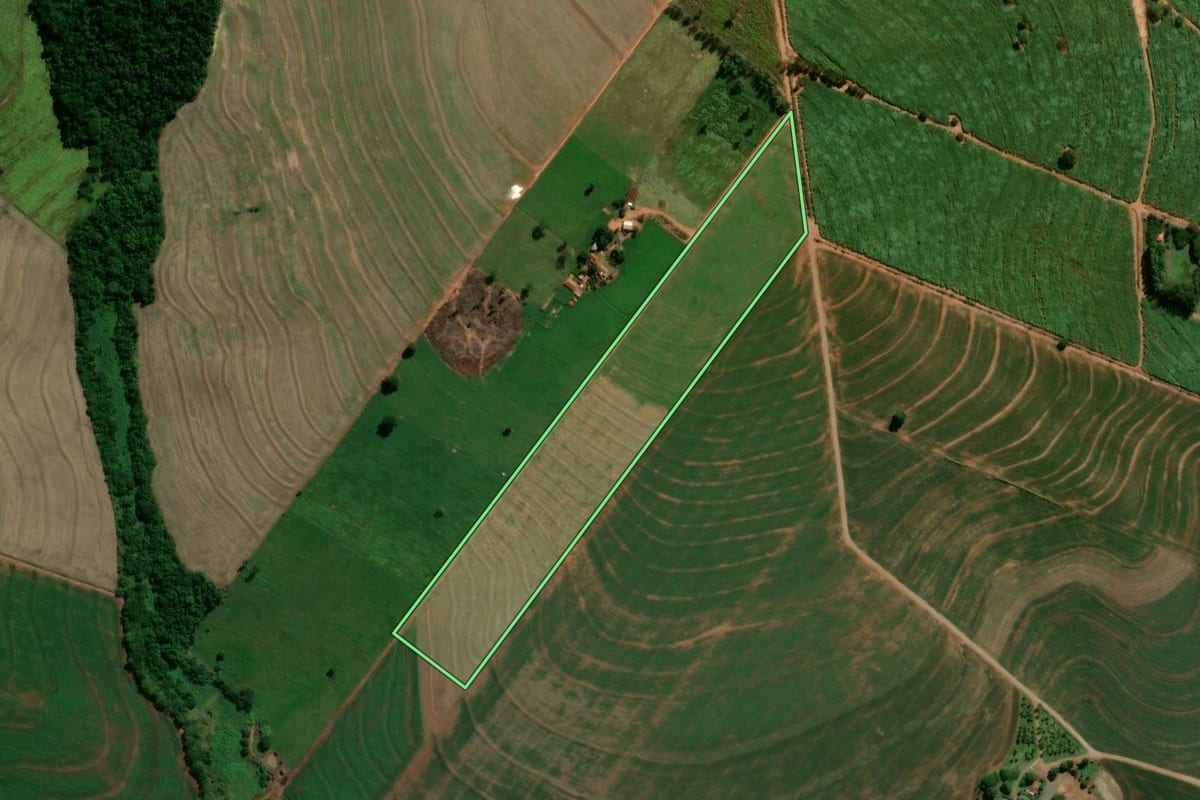 Imagem de satélite do imóvel rural em Nova Esperança (PR), com o contorno declarado no CAR desenhado por cima.