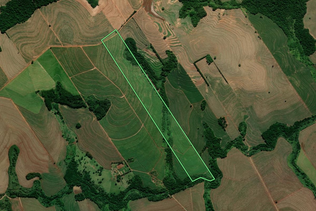 Imagem de satélite do imóvel rural em Nova Esperança (PR), com o contorno declarado no CAR desenhado por cima.