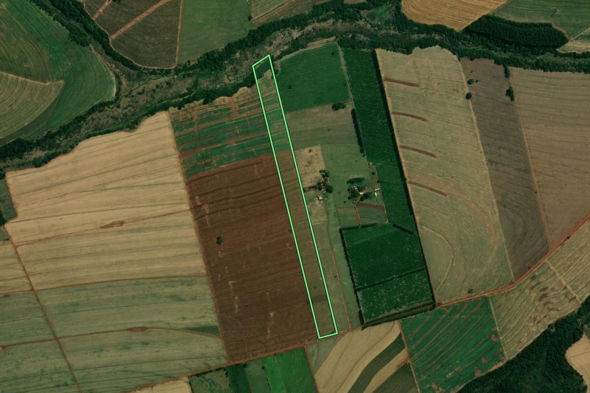 Imagem de satélite do imóvel rural em Nova Esperança (PR), com o contorno declarado no CAR desenhado por cima.
