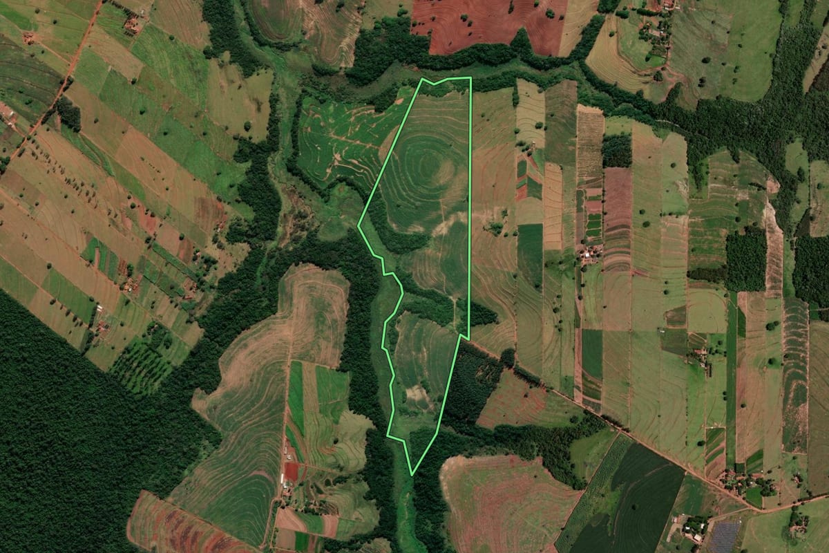 Imagem de satélite do imóvel rural em Nova Esperança (PR), com o contorno declarado no CAR desenhado por cima.