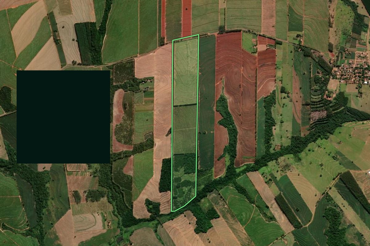 Imagem de satélite do imóvel rural em Nova Esperança (PR), com o contorno declarado no CAR desenhado por cima.