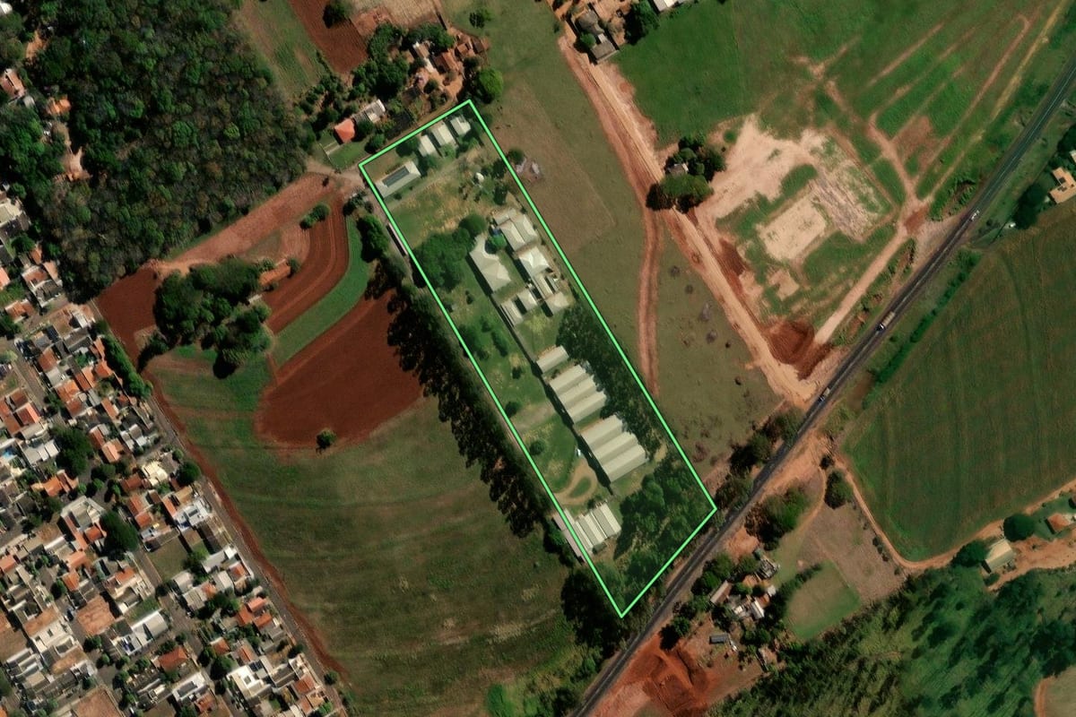 Imagem de satélite do imóvel rural em Nova Esperança (PR), com o contorno declarado no CAR desenhado por cima.