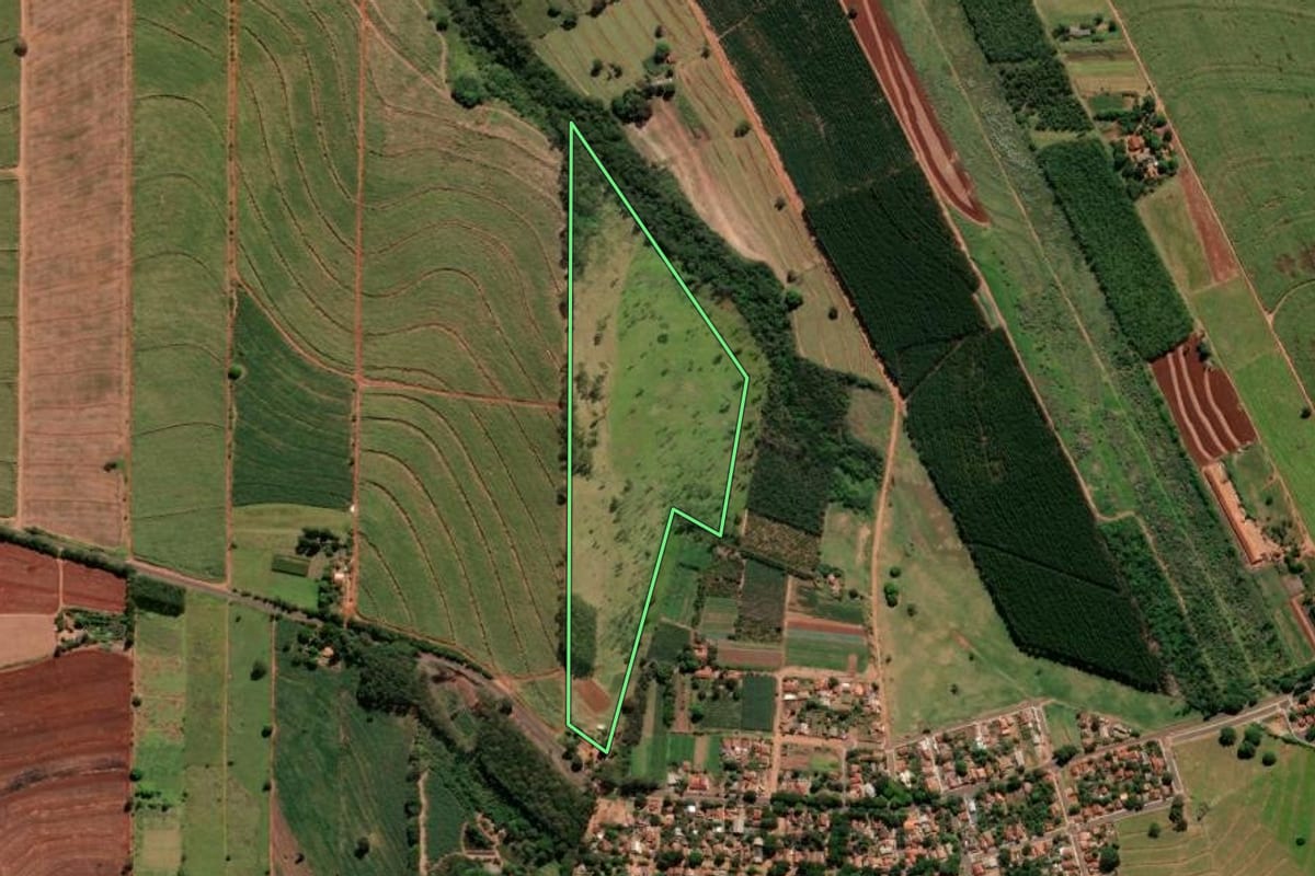 Imagem de satélite do imóvel rural em Nova Esperança (PR), com o contorno declarado no CAR desenhado por cima.