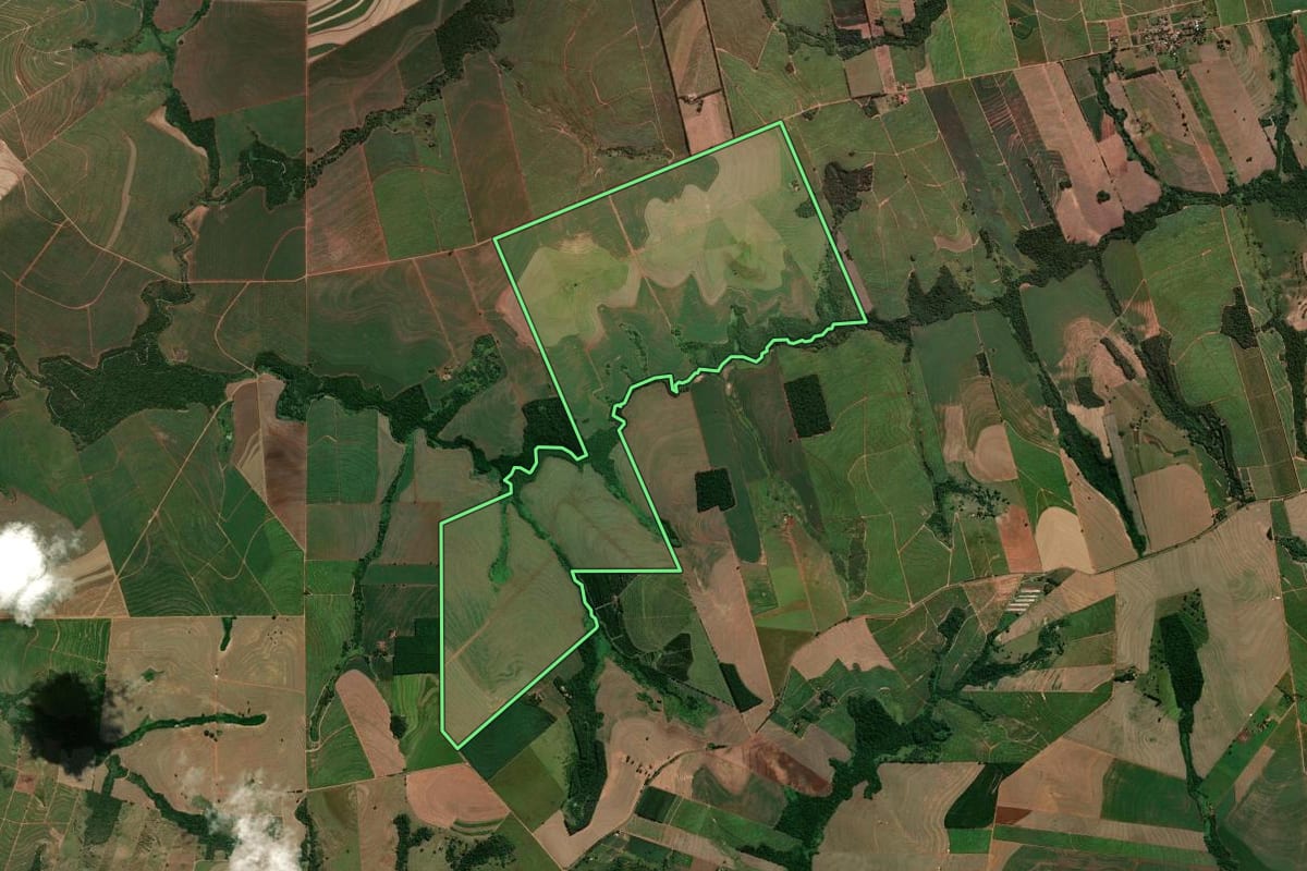 Imagem de satélite do imóvel rural em Nova Esperança (PR), com o contorno declarado no CAR desenhado por cima.