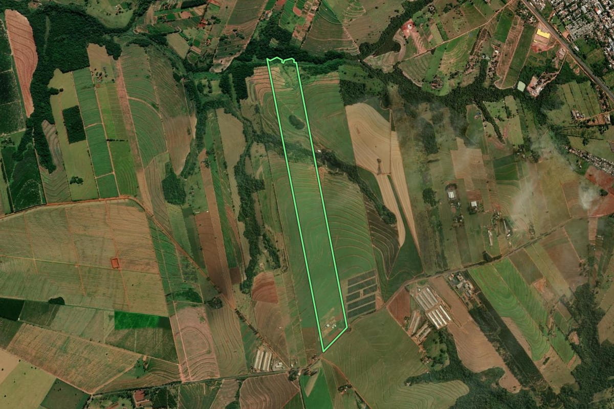Imagem de satélite do imóvel rural em Nova Esperança (PR), com o contorno declarado no CAR desenhado por cima.