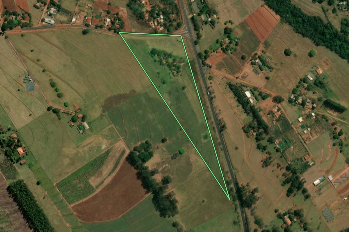 Imagem de satélite do imóvel rural em Nova Esperança (PR), com o contorno declarado no CAR desenhado por cima.