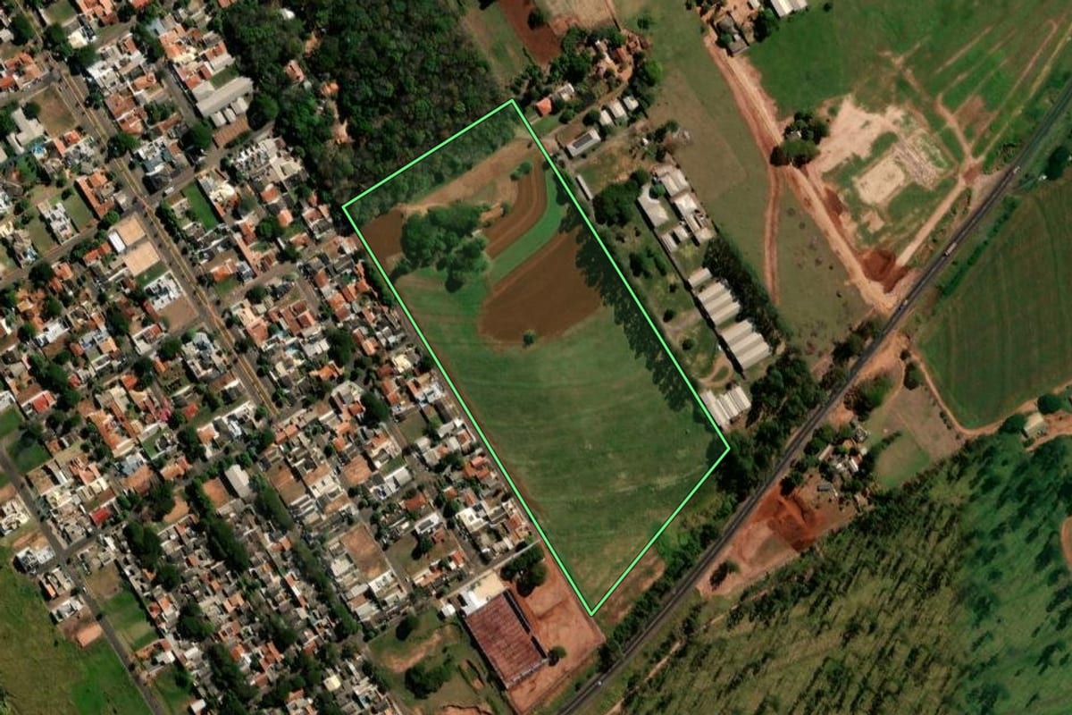 Imagem de satélite do imóvel rural em Nova Esperança (PR), com o contorno declarado no CAR desenhado por cima.