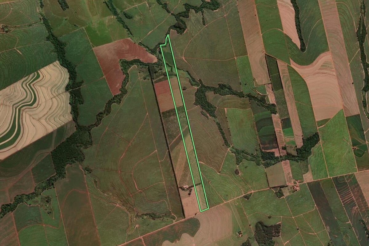 Imagem de satélite do imóvel rural em Nova Esperança (PR), com o contorno declarado no CAR desenhado por cima.