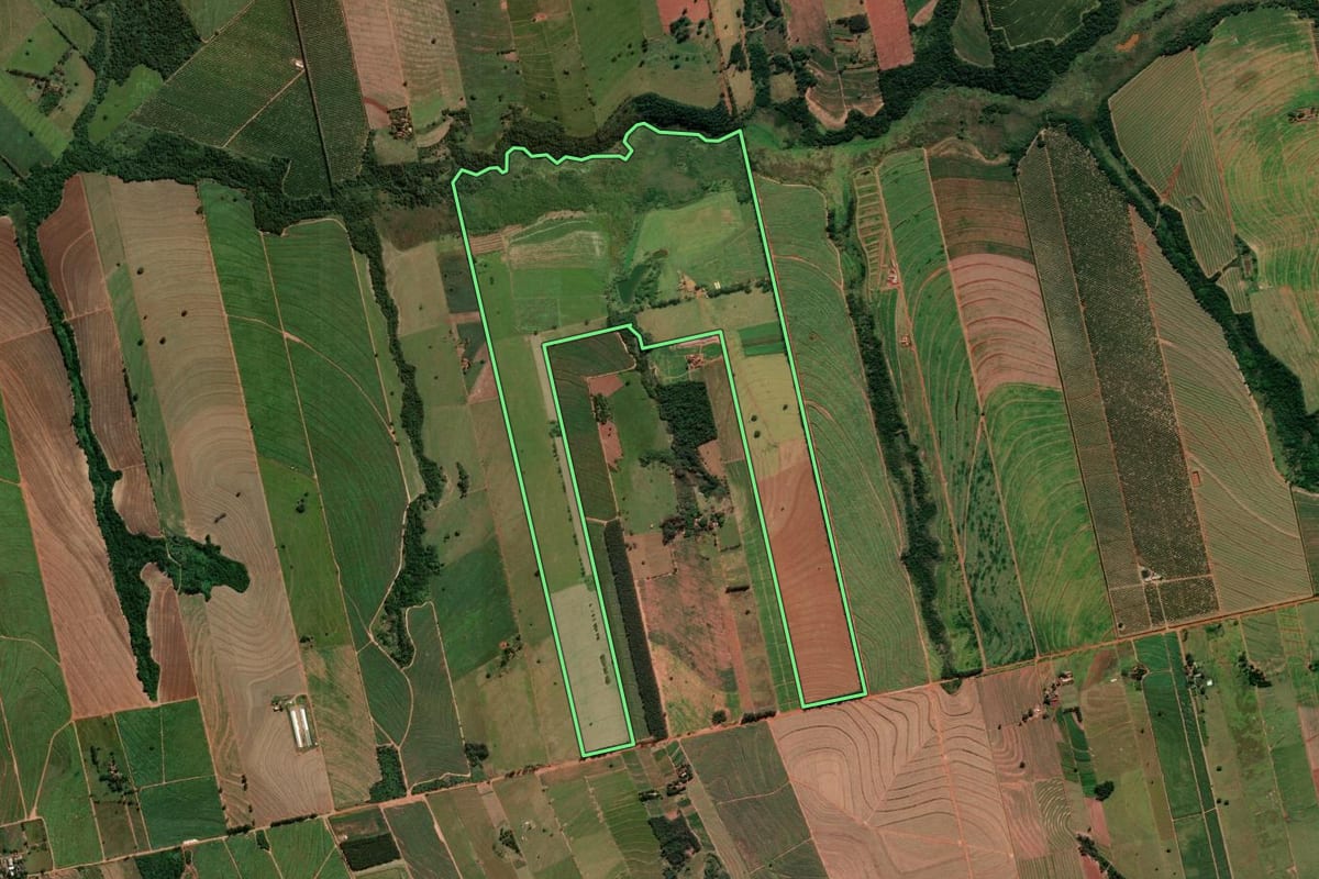 Imagem de satélite do imóvel rural em Nova Esperança (PR), com o contorno declarado no CAR desenhado por cima.