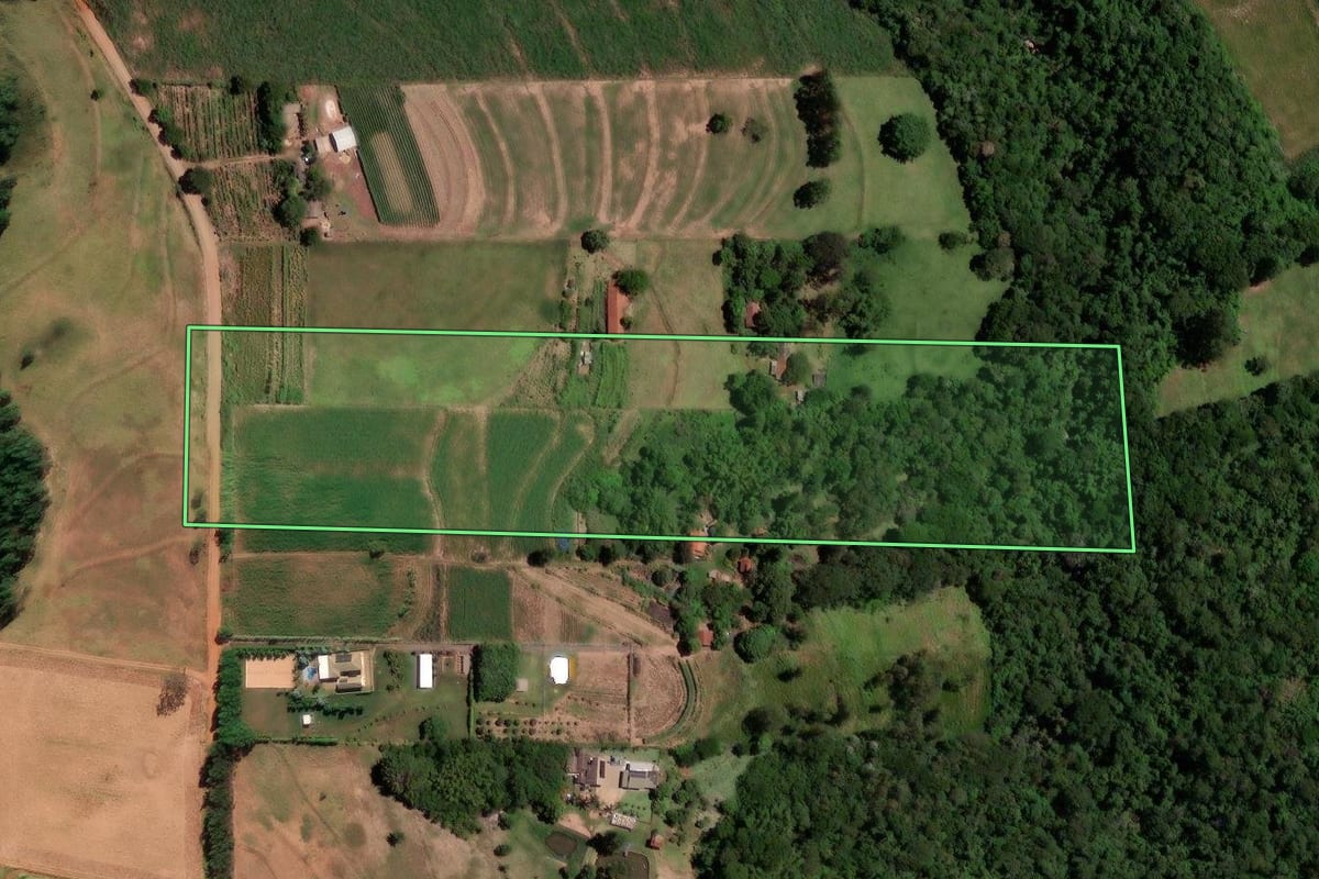 Imagem de satélite do imóvel rural em Nova Esperança (PR), com o contorno declarado no CAR desenhado por cima.