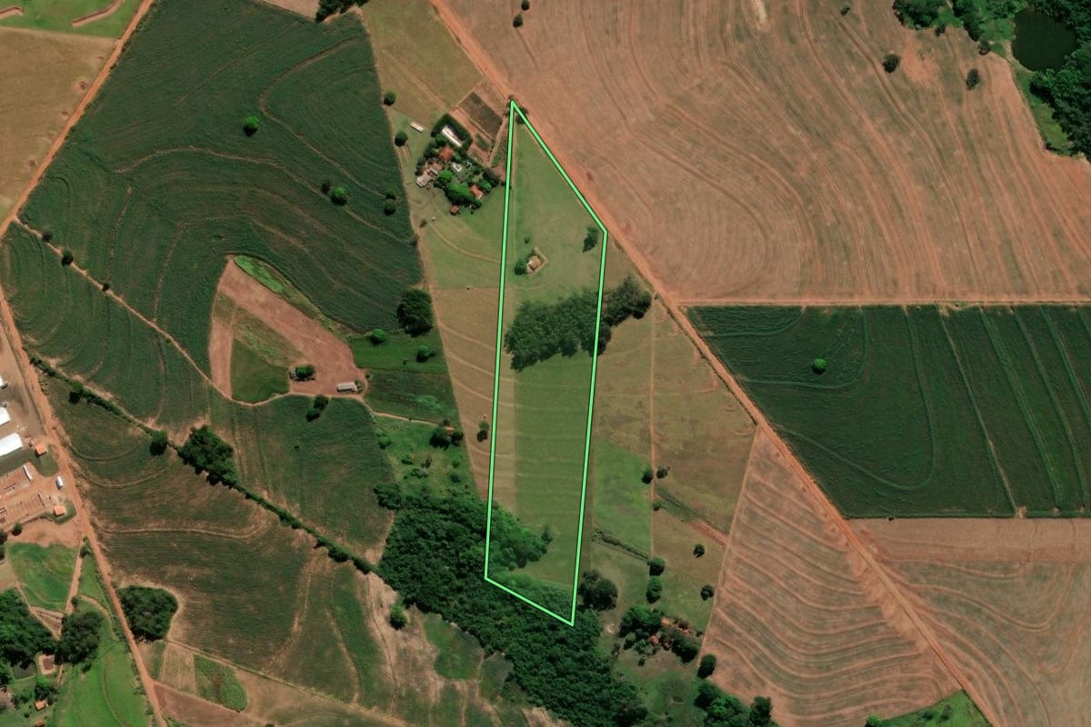 Imagem de satélite do imóvel rural em Nova Esperança (PR), com o contorno declarado no CAR desenhado por cima.