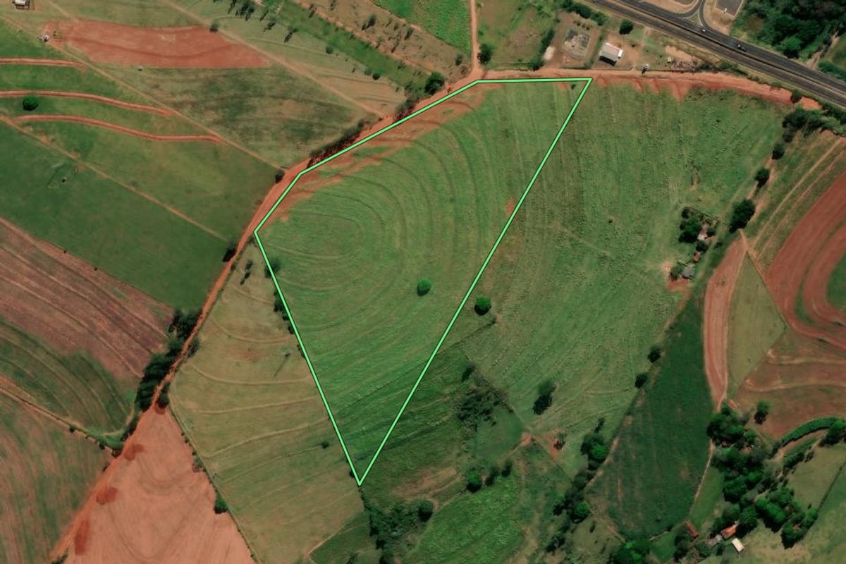 Imagem de satélite do imóvel rural em Nova Esperança (PR), com o contorno declarado no CAR desenhado por cima.