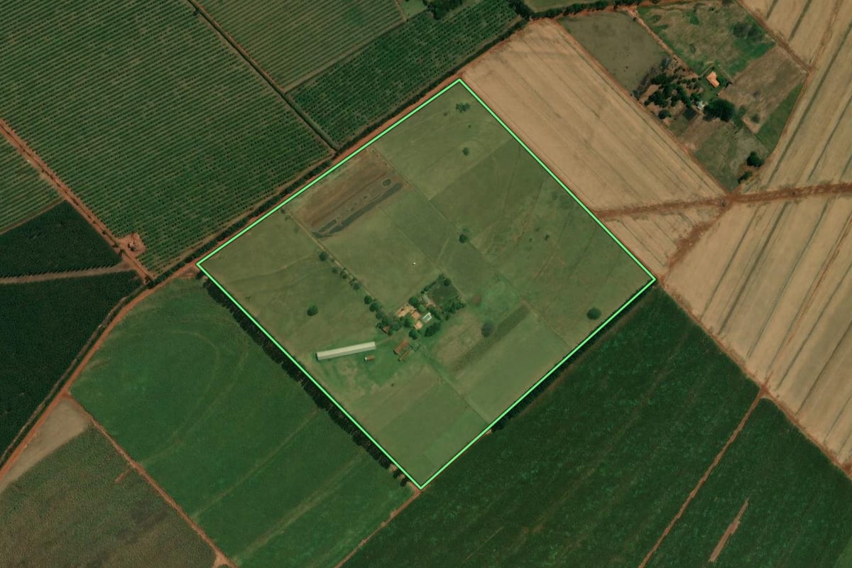 Imagem de satélite do imóvel rural em Nova Esperança (PR), com o contorno declarado no CAR desenhado por cima.