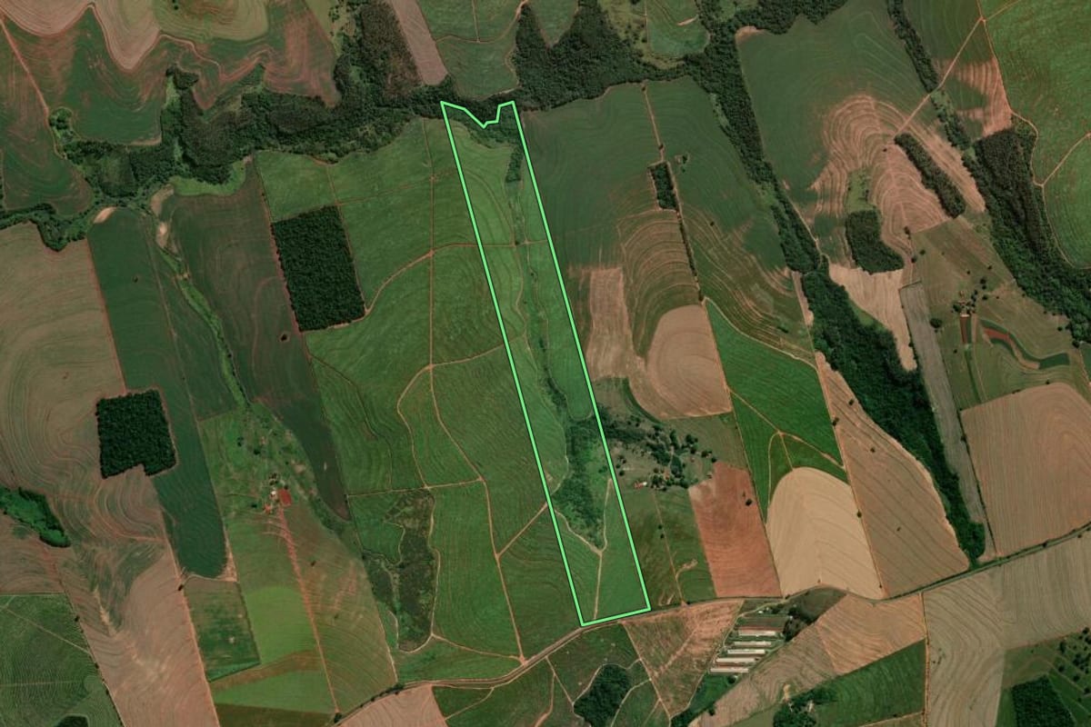 Imagem de satélite do imóvel rural em Nova Esperança (PR), com o contorno declarado no CAR desenhado por cima.
