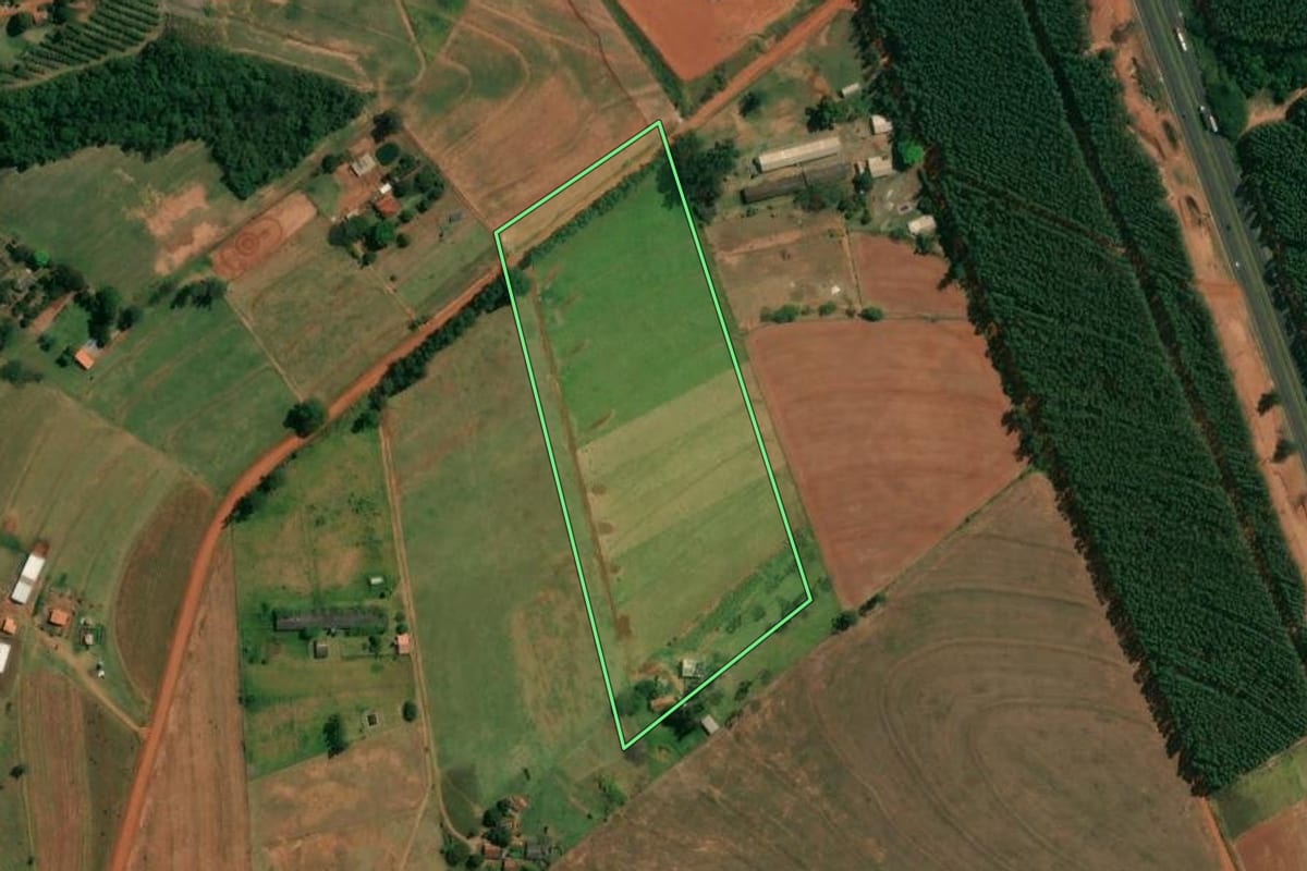 Imagem de satélite do imóvel rural em Nova Esperança (PR), com o contorno declarado no CAR desenhado por cima.